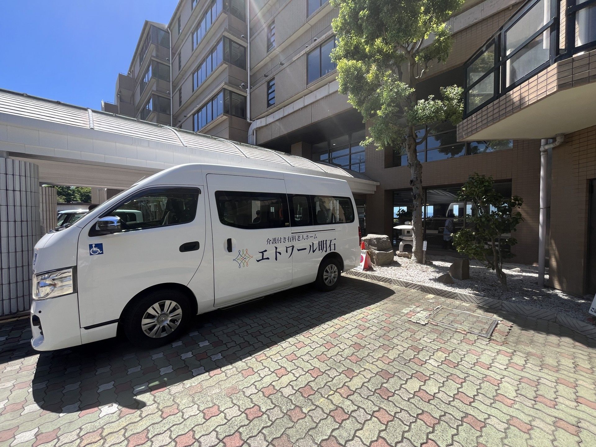 送迎用の白い車両