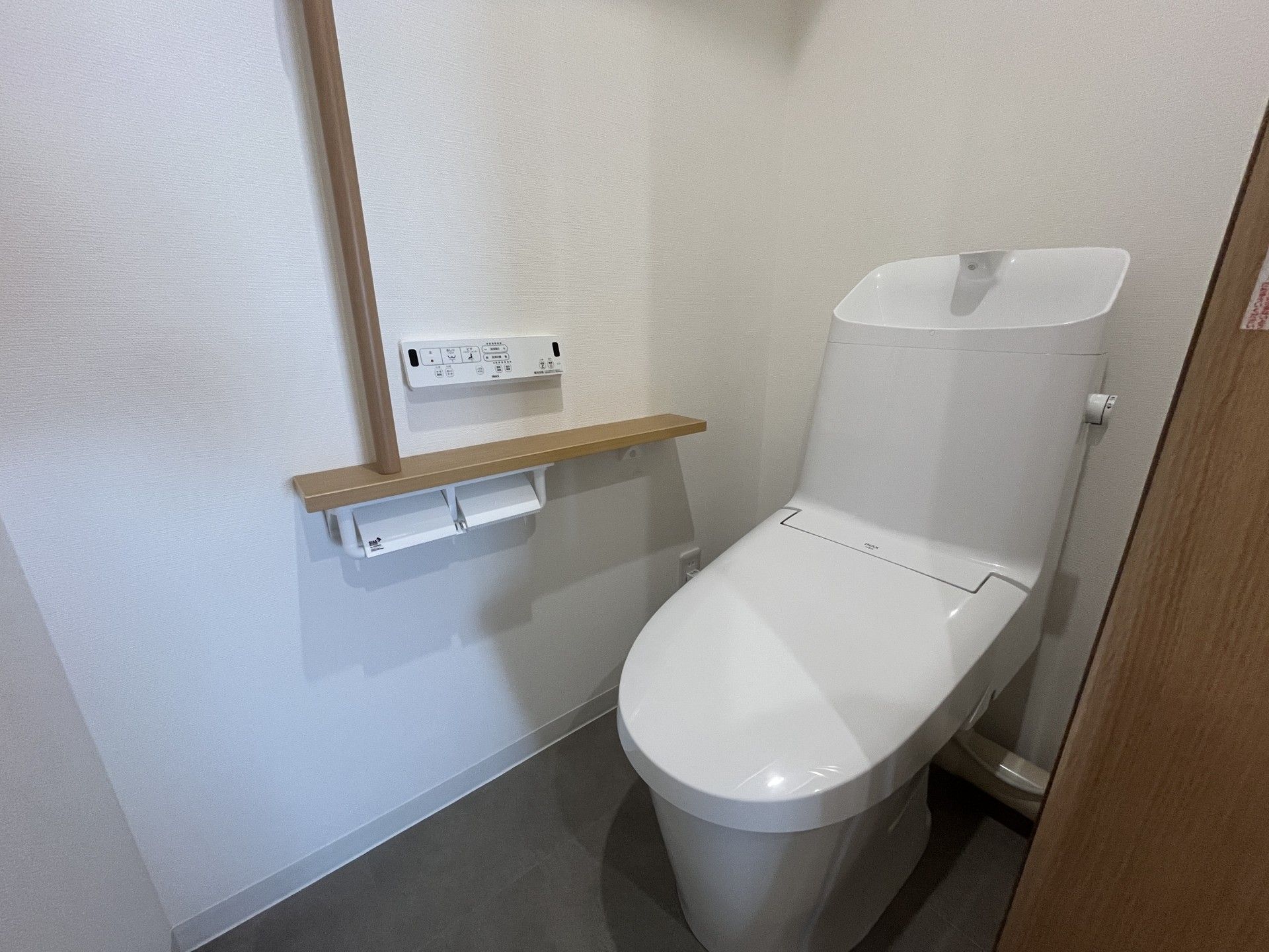 手すり付きのトイレ