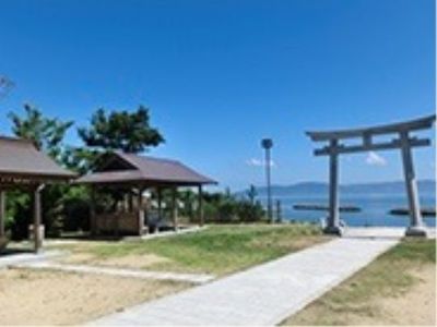 高台にある公園からは、海を隔てて対岸にある島を見渡すことができる。園内には鳥居が建てられており、緑が豊かな環境である。