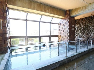 複数人が集い湯船に浸かれる大きさの浴槽を備えた大浴場である。中に出入りする位置に大きな手すりを設置している。