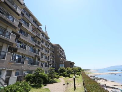 部屋の外にベランダを備え、縦格子のフェンスを設置している。そこからは、海を見渡すことができる。建物傍は豊富な植栽で、緑豊かな空間である。