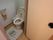 居室内のトイレには、温水洗浄便座器が完備されている。手すりが設置され、トイレマットやスリッパが用意されている。