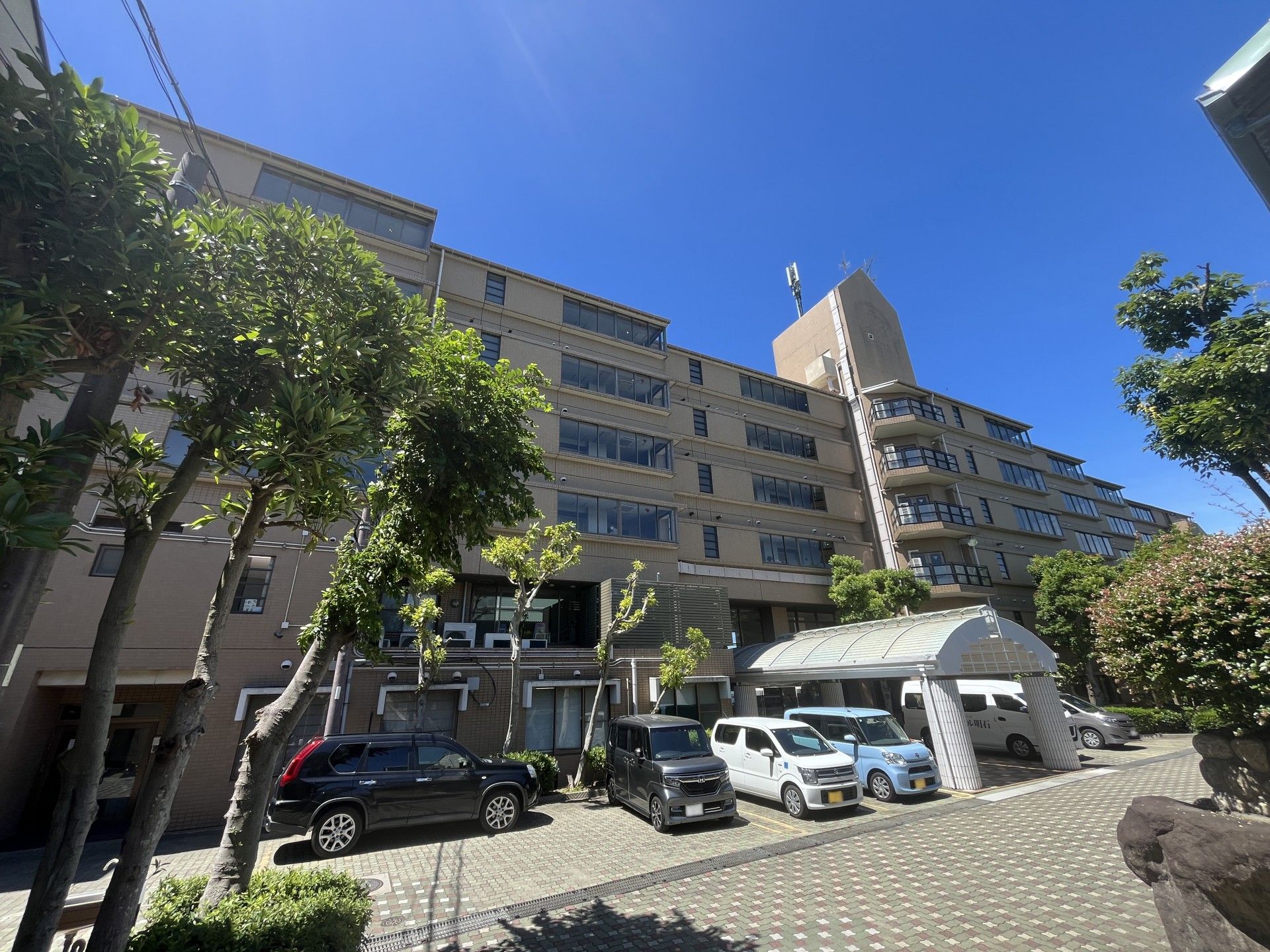 青空の下の建物外観