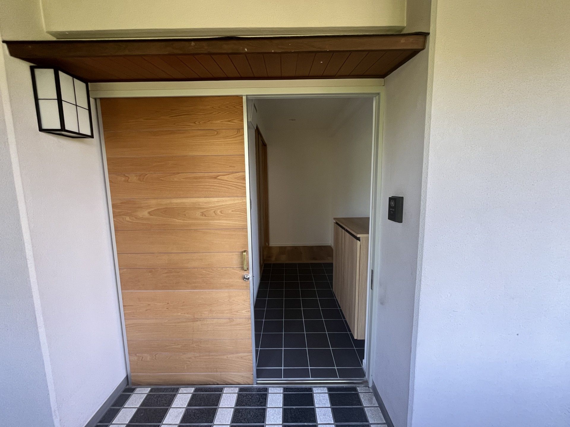 木製の扉と玄関