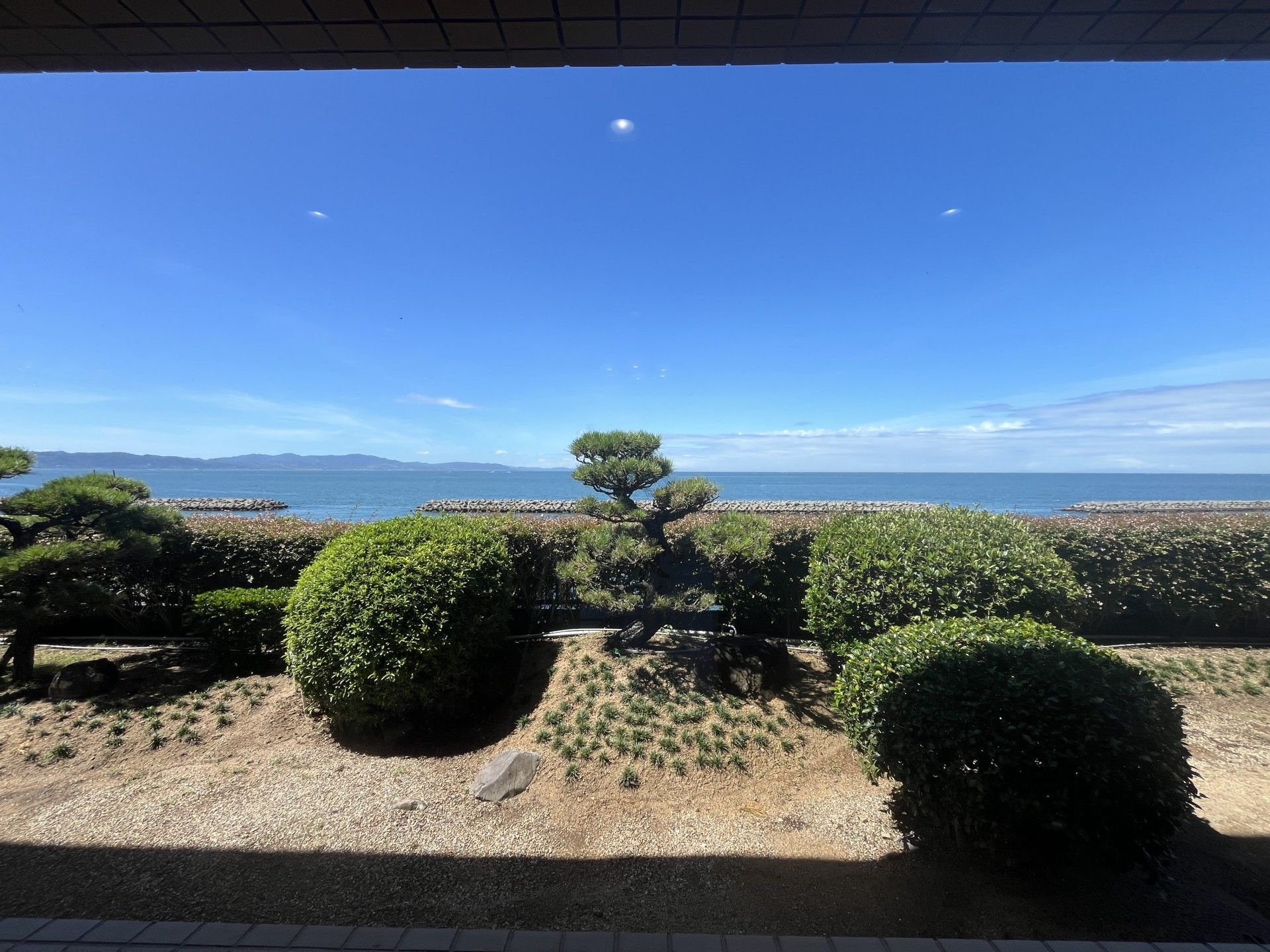 海を望む庭園