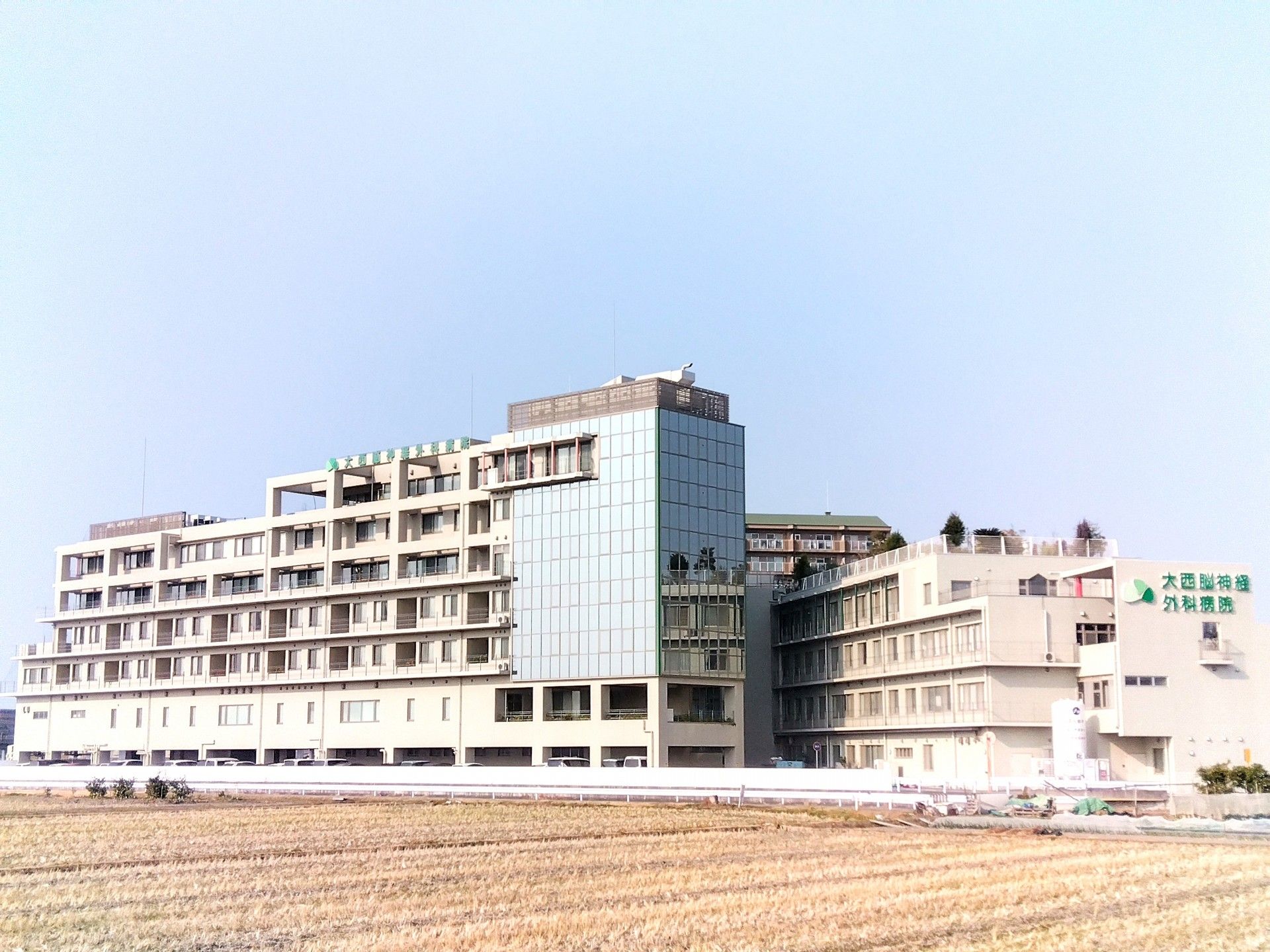 広い建物の外観