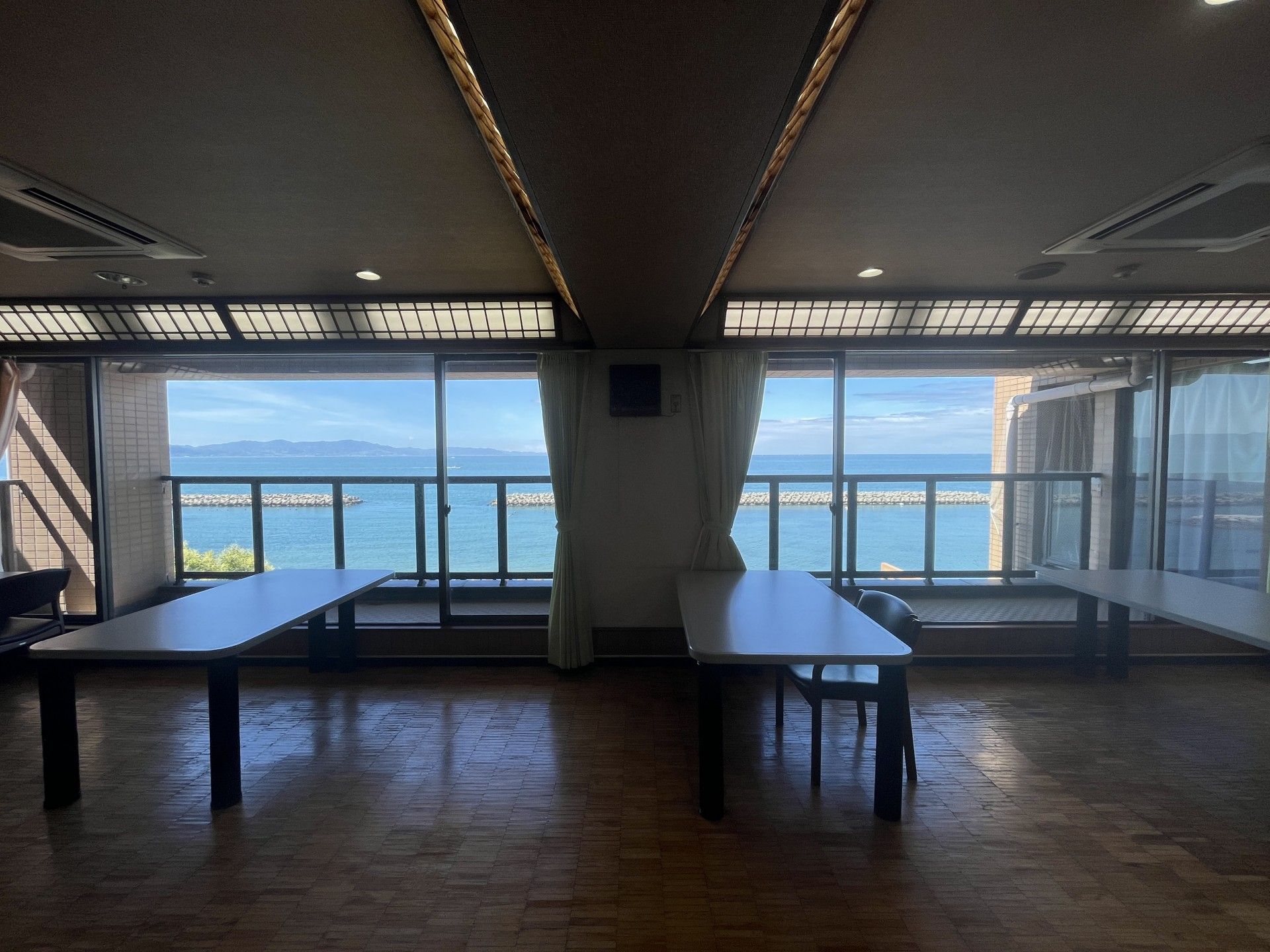 海が見える広間