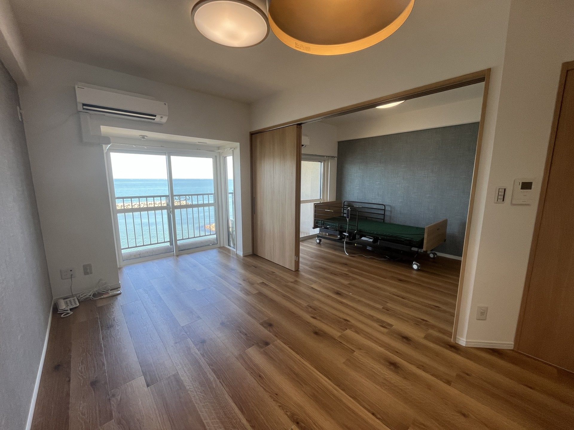 キッチンスペースがある洋室タイプのリビングと和室が設けられた部屋