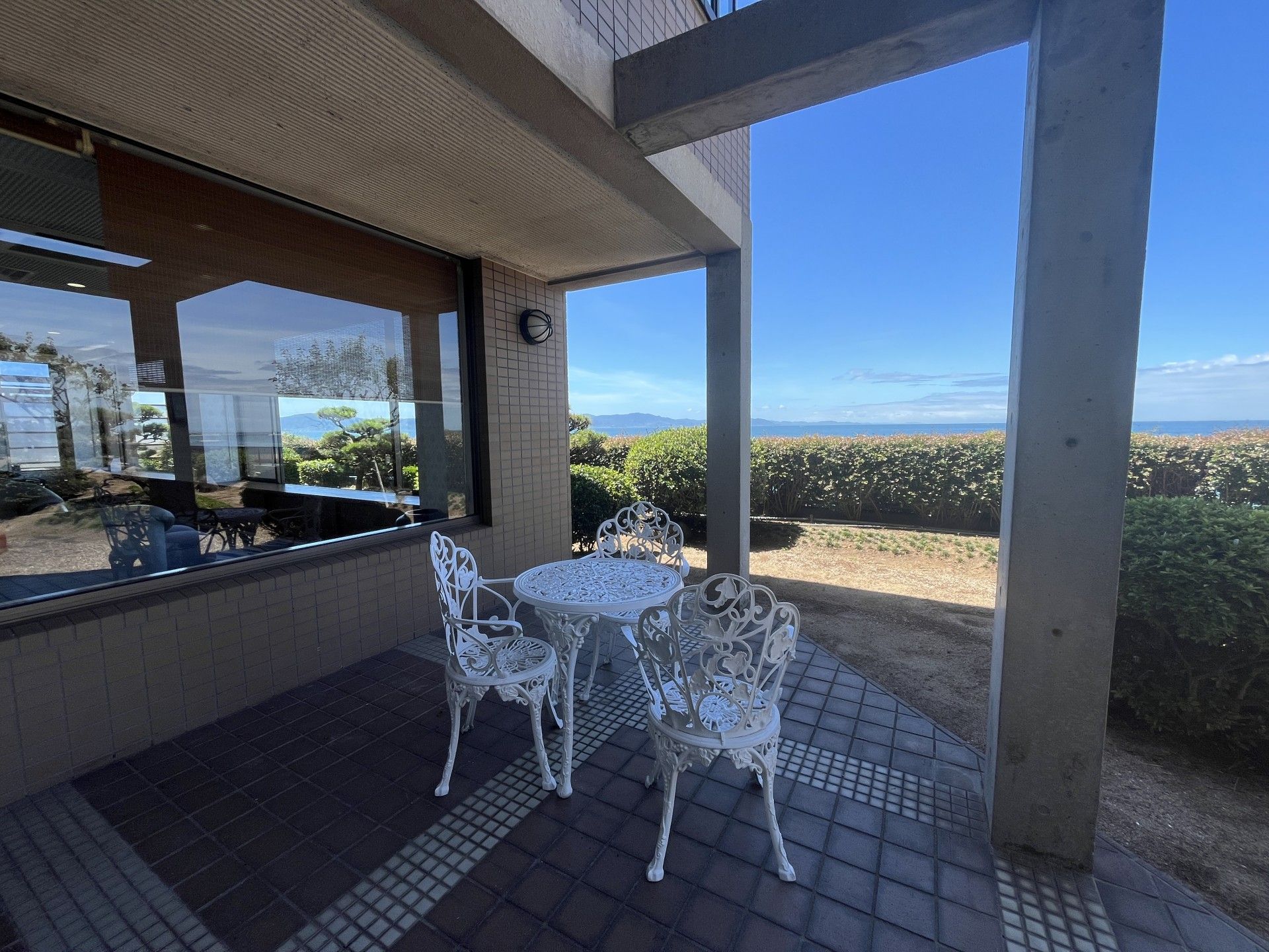 屋外のテラス席