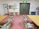 明るい居間と設備が整った介護施設