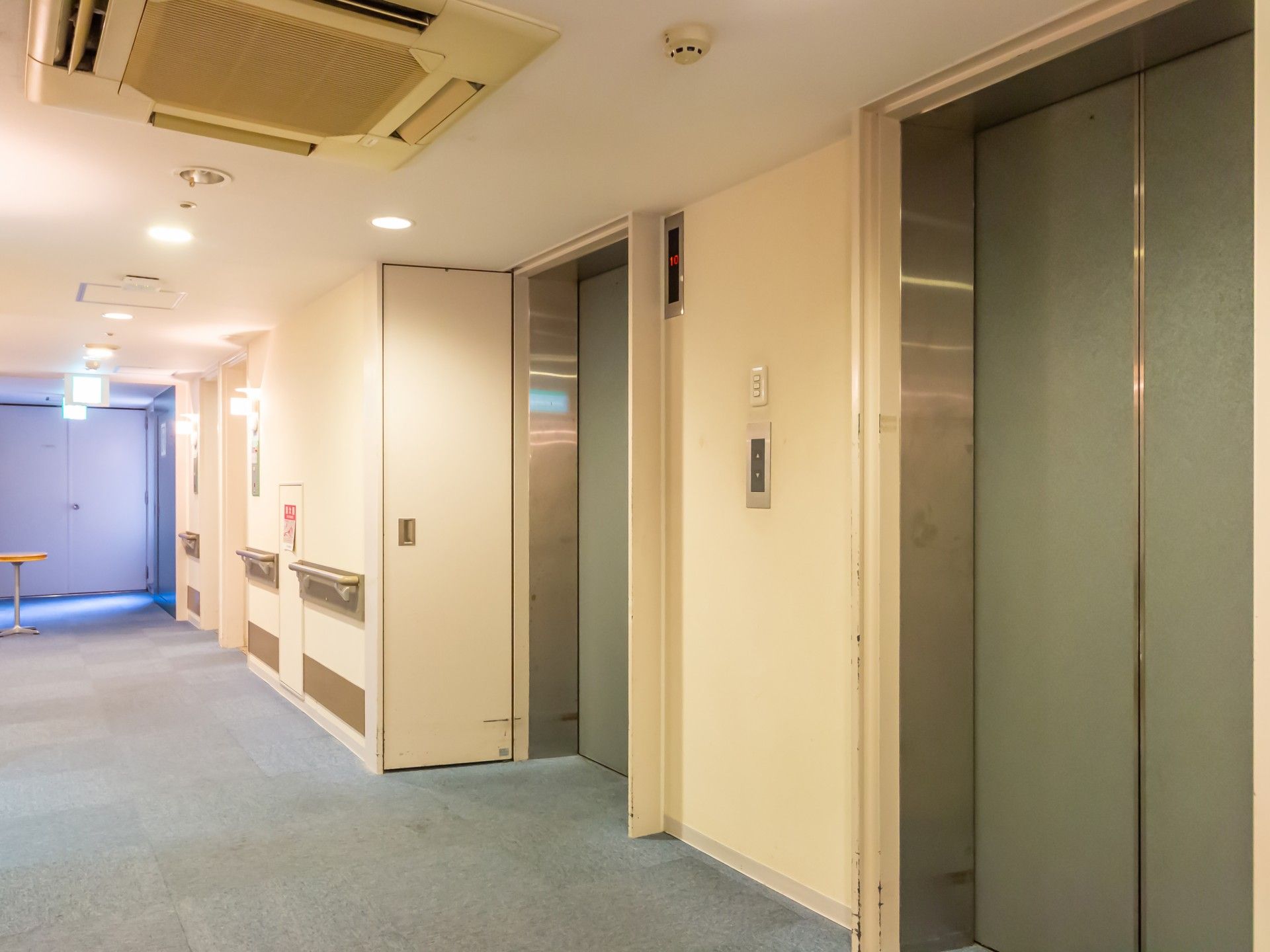 エレベーター前の廊下
