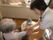 入居者様のお部屋に個別に伺って、落ち着いた環境の中での健康チェックなども行っている。わずかな体調の変化にも対応できる体制をとっている。