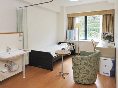 お一人様のご入居に適した広さのAタイプ居室は、採光も十分で、毎日を明るい環境の中でお過ごしいただける。