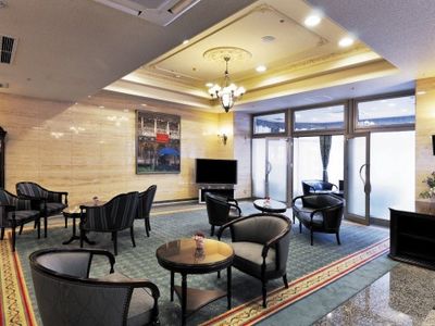 壁や床は石材が使われており、天井にはシャンデリアのような照明がついており高級感のある空間である。壁には絵画が飾られている。