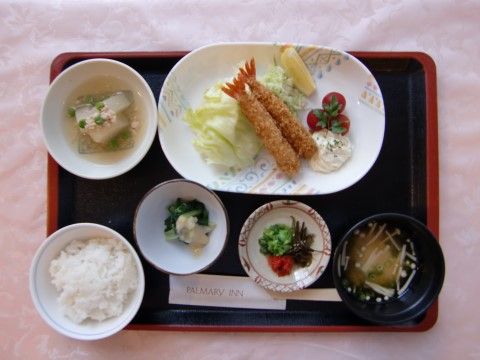 お盆の上に割り箸が用意されている。野菜中心のメニューで副菜が多く用意されており、健康に配慮された食事である。