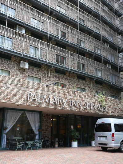 お洒落なレンガ調の外壁で、大型マンションのような施設である。居室がある階には窓やバルコニーがついている。