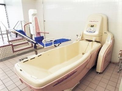 ピンク色の本体にアイボリーの浴槽が設置されている