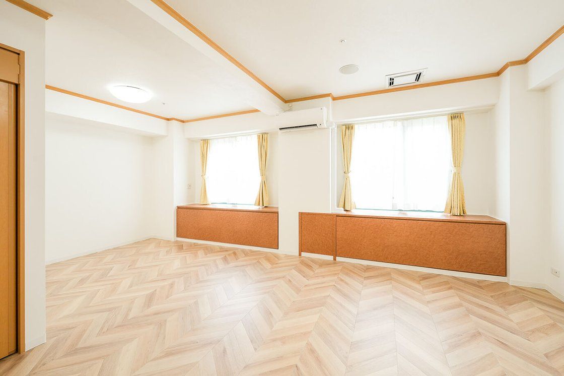 絨毯などの低い位置の調度品がネイビーブルーでまとめられた、ツインタイプの部屋