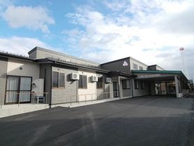 きれいなコンクリートが整備されており、段差がなく快適に通行できる。エントランスは広い屋根を備えており、雨の日も安心である。