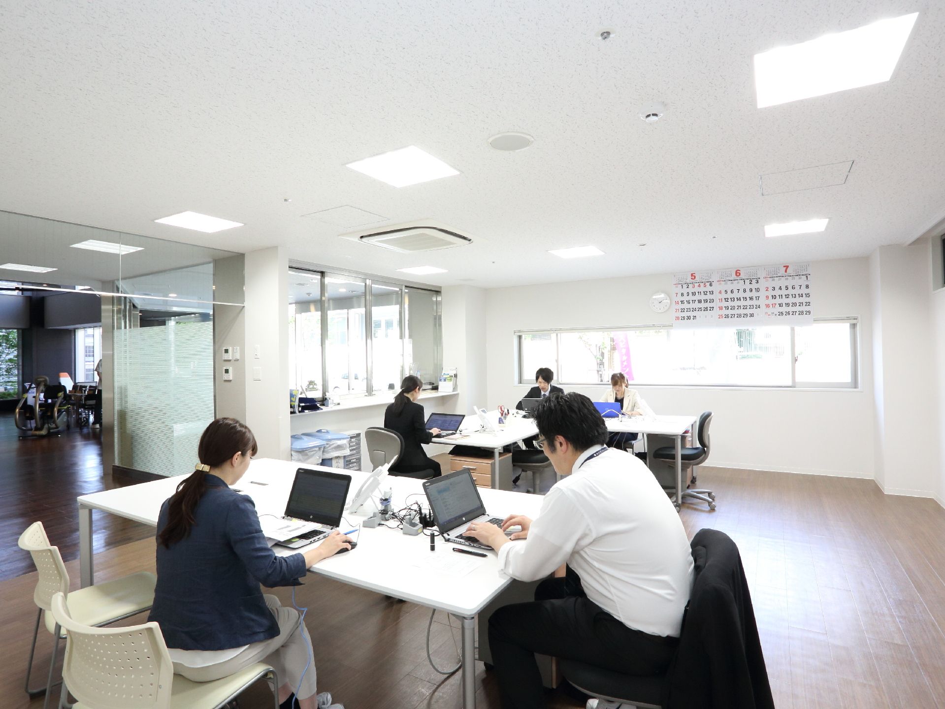 施設を管理する事務所は、1階の広々としたオープンスペースの一角にある。事務所もまた扉はなくオープンマインドで居住者様と交流を図ている。
