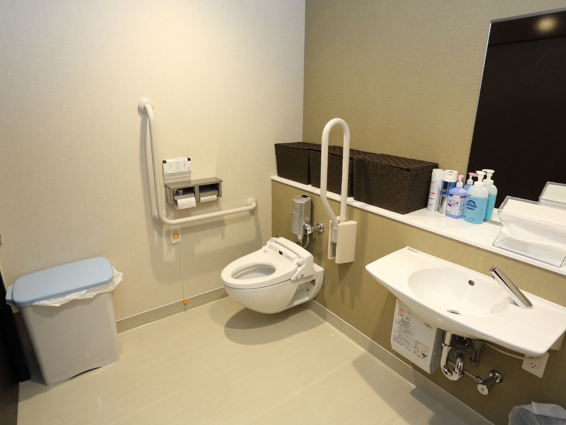 車いすの方が安全に利用できるよう、トイレと洗面台が同じスペースに設けられている。手すり、緊急時の警報装置もある。