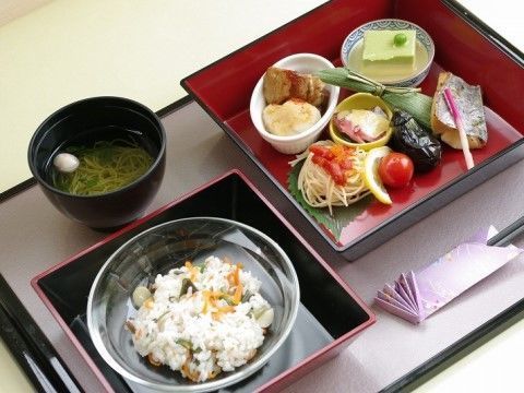 食事メニューのおかずには色鮮やかな物をご用意しており、種類も豊富である。ご飯は混ぜ込みご飯になっており、こちらも色鮮やかである。