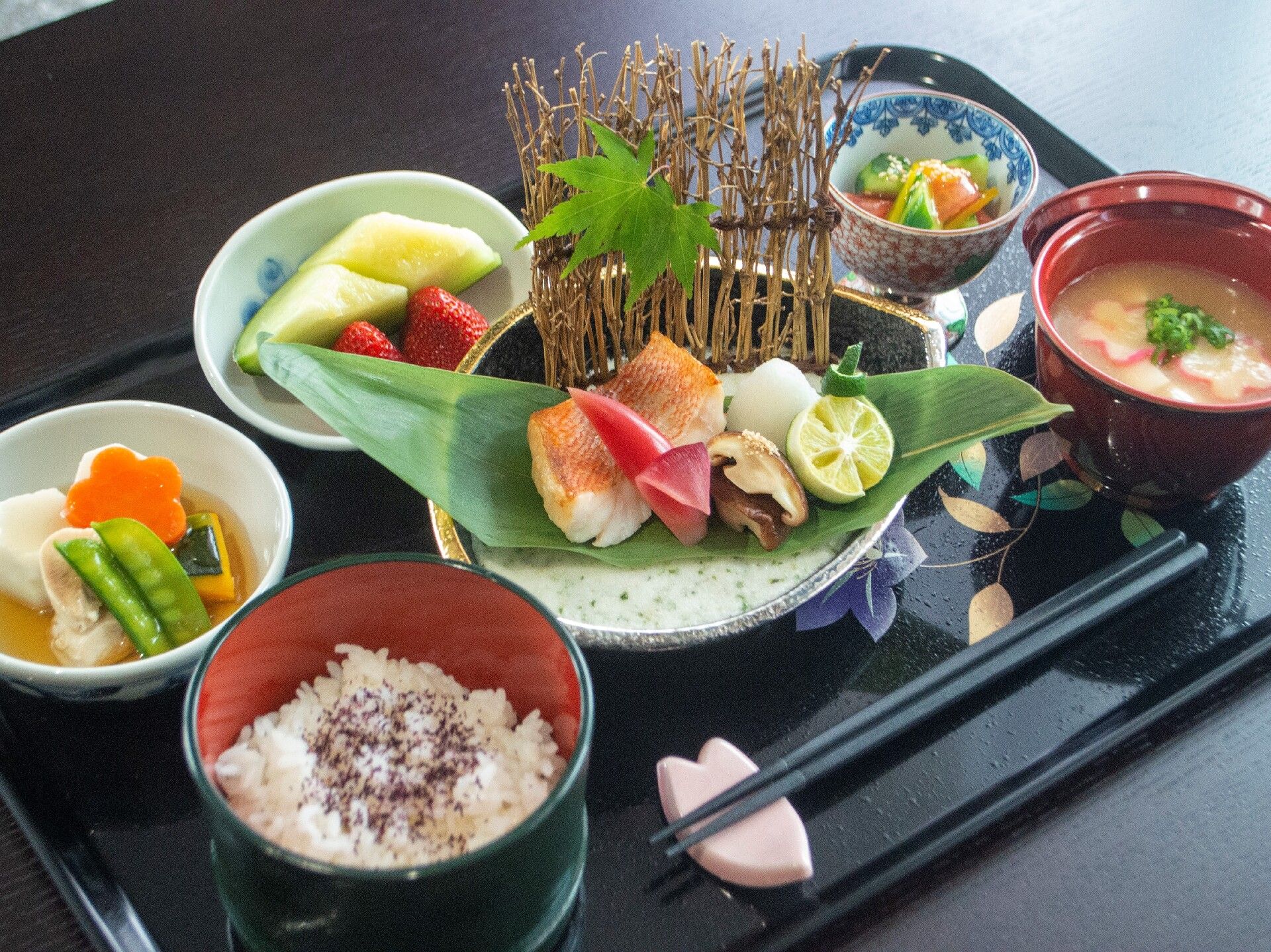 見て楽しめる上品な盛り付けがされた、彩り豊かな和食