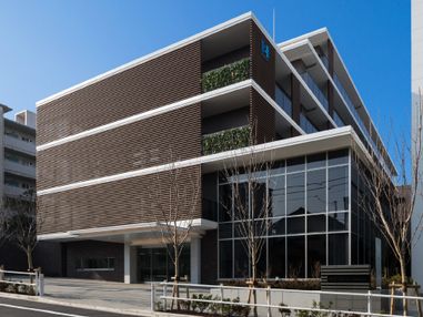 茶色い壁、全面がガラス張りの部分もあり、近代的な建物である。玄関前はとても広く、敷地内には植物が植えられており、自然を感じることもできる。