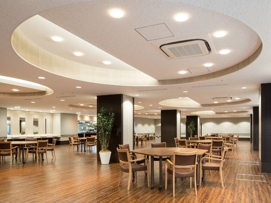 円卓のある食堂