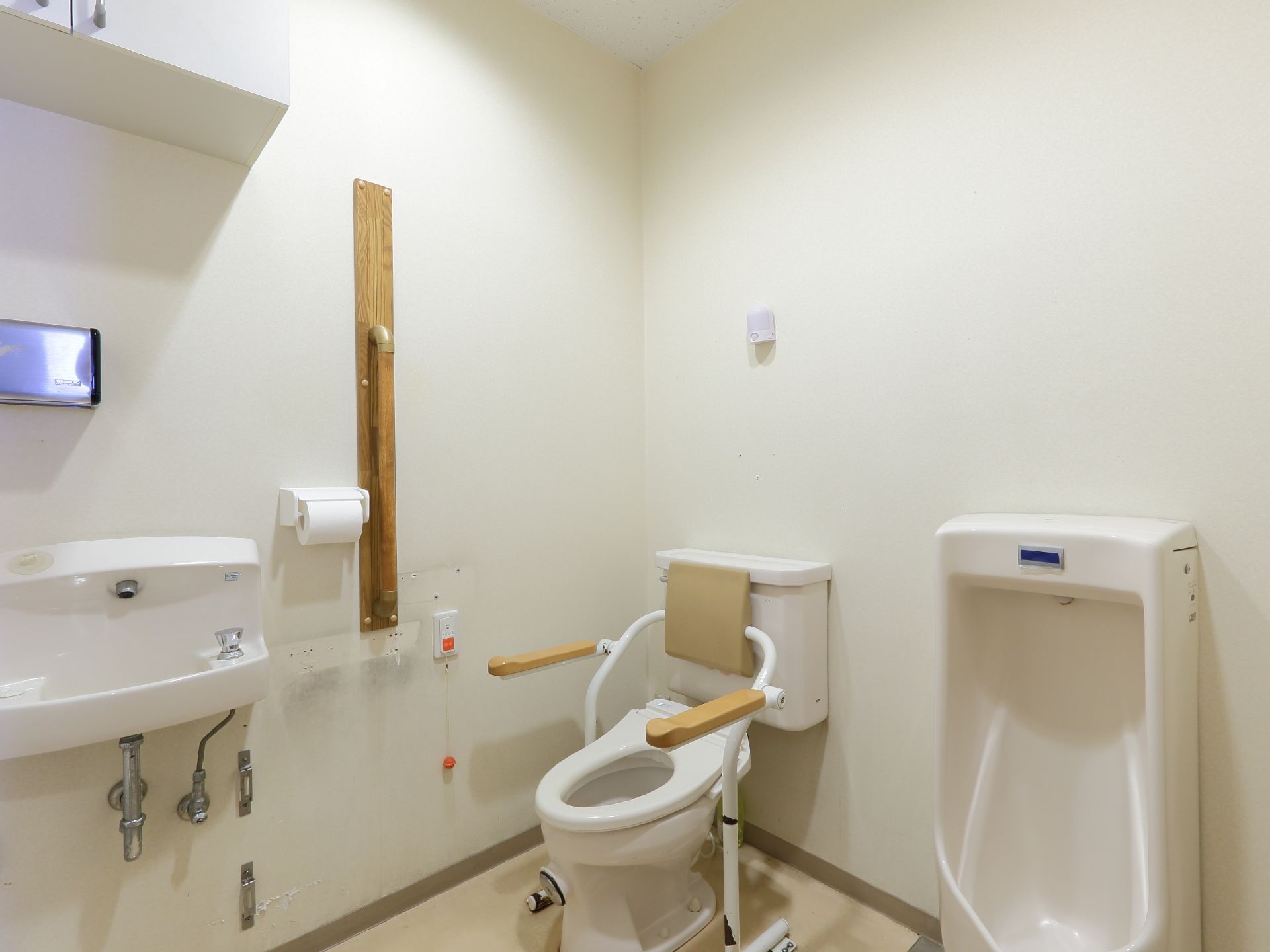 トイレの中に洗面所がある。男性用、洋式どちらもあり、便利である。ナースコールが設置されていて安心である。