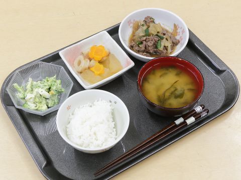 施設で入居者に提供される食事の内の一食。煮物の中のニンジンが、星型や花形に切られているなど見た目にも工夫がある。