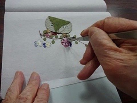 ピンセットを使って細かいパーツを張り付けている最中の作品