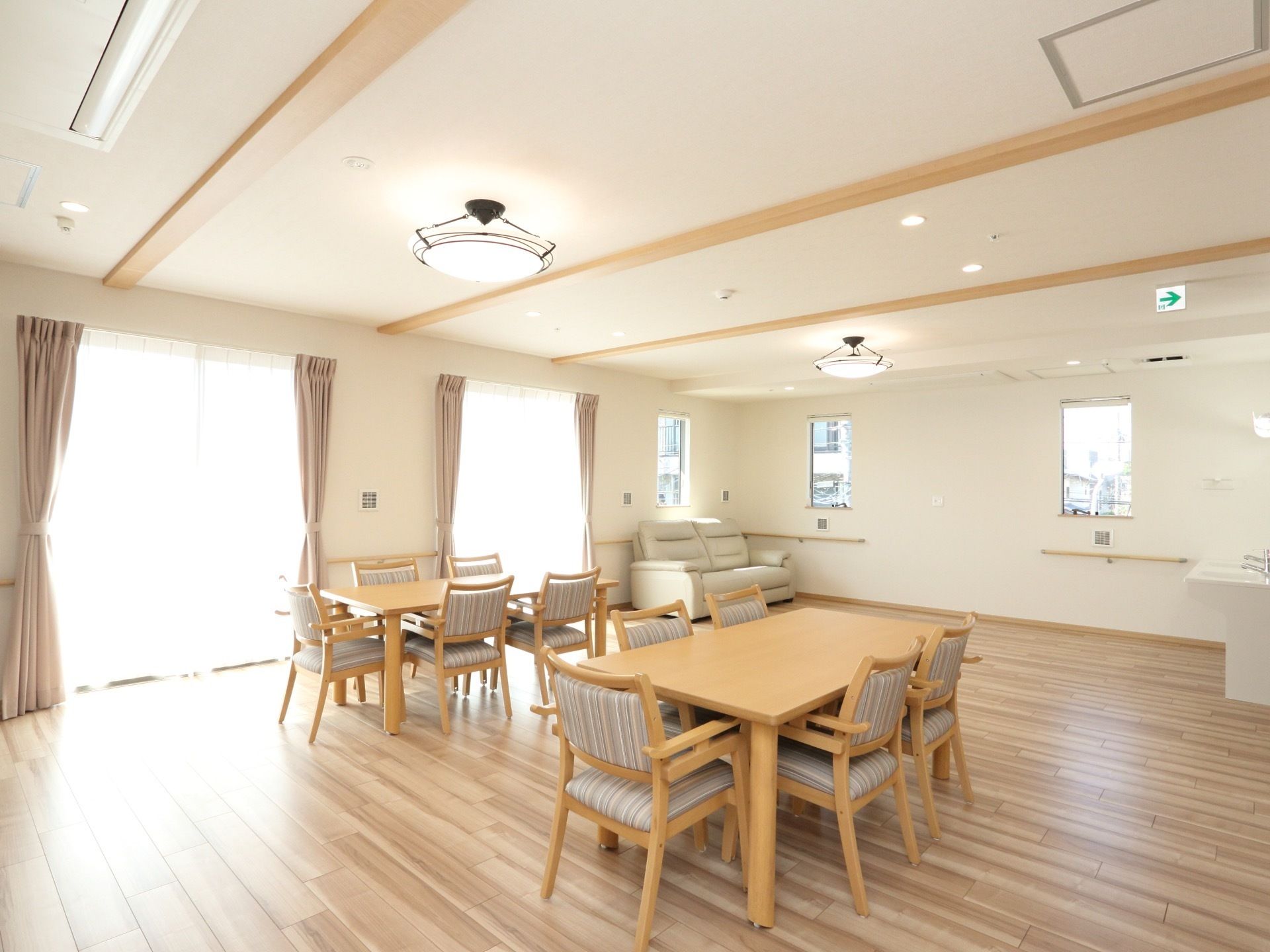 とても開放的な空間でストレスなく過ごすことができる。とても明るい空間となっている。広いリビングです。