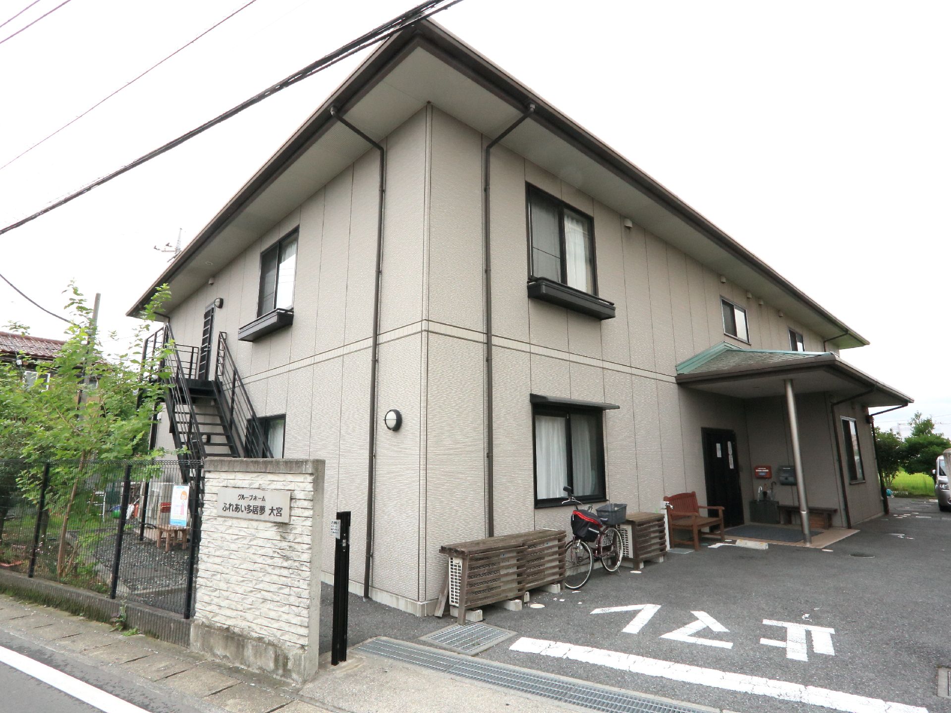 施設をやや斜め方向から眺めた、建物全体の画面に収まるアングルの画像。それほど大きな規模ではない事が分かる。