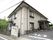 施設をやや斜め方向から眺めた、建物全体の画面に収まるアングルの画像。それほど大きな規模ではない事が分かる。