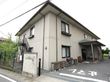 施設をやや斜め方向から眺めた、建物全体の画面に収まるアングルの画像。それほど大きな規模ではない事が分かる。