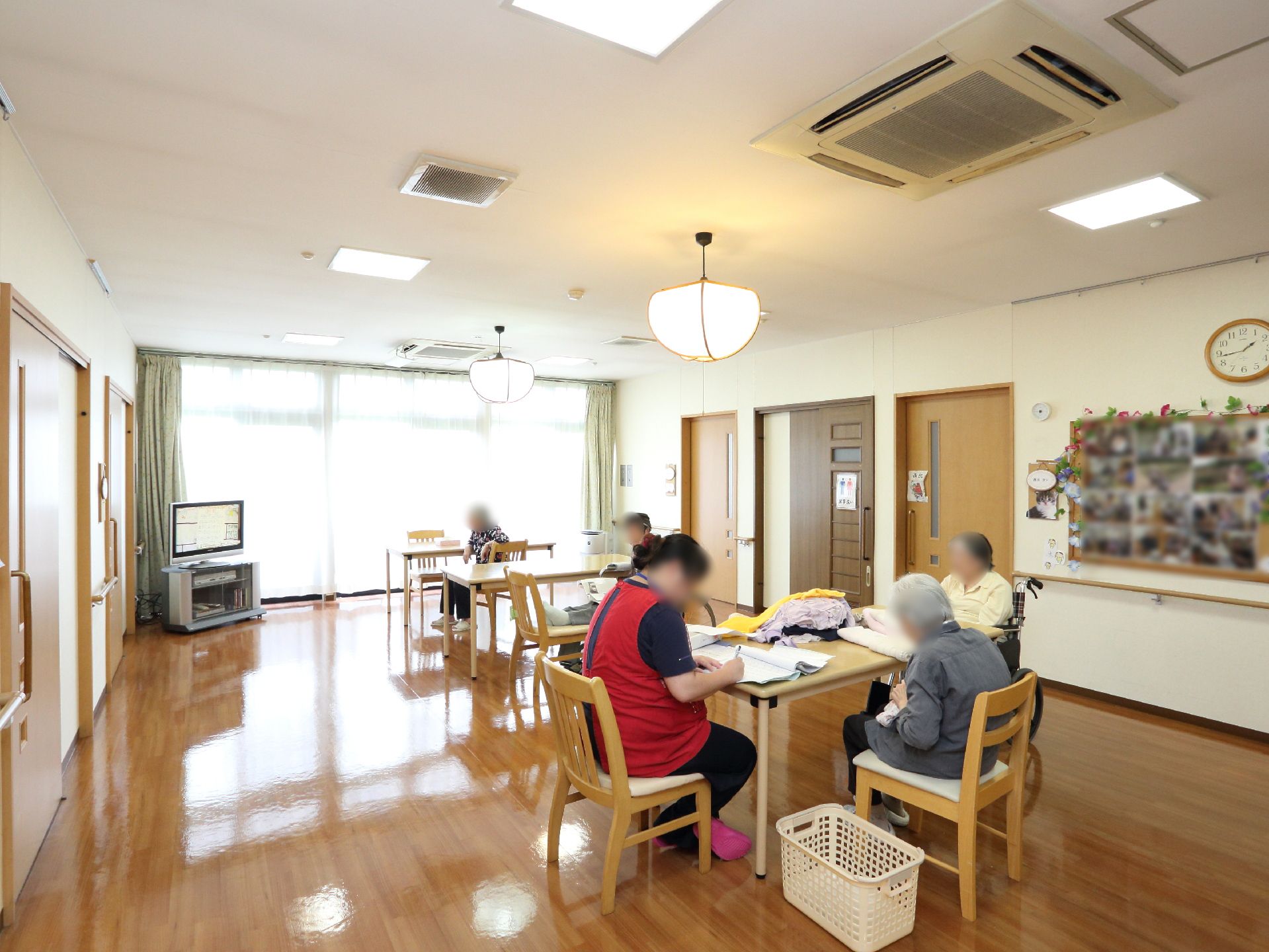 リビングの壁は一面が丸々窓になっていて、開口部として多くの光を取り入れられるため開放感のある造りになっている。