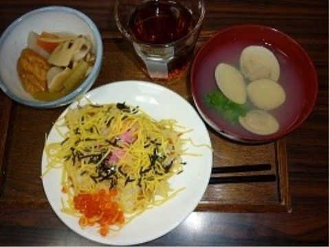 栄養価を計算して献立作りをしている。入居者様へは、木製のトレーにのせてお食事が提供されている。旬の素材や季節の行事にちなんだメニューも出る。