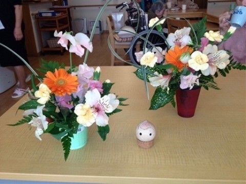 机の上に飾られた、綺麗に創作された色彩豊かな生け花