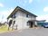 施設は2階建てで、出入り口の手前は舗装されて駐車場になっている。建物側の敷地はフェンスで仕切られ、庭として利用されている。