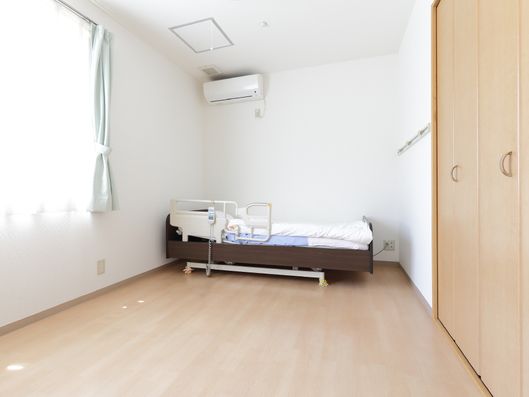 明るく広い居室。