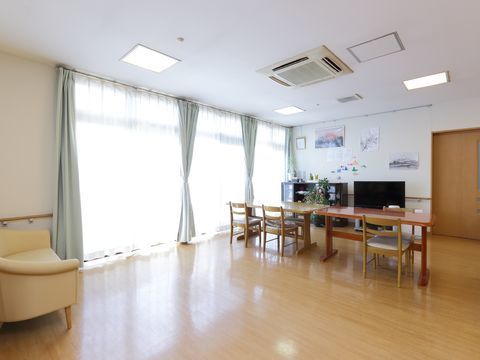 明るく広さのある多目的室。食堂として、またレクリエーションなどの交流の場としても使用することができる。
