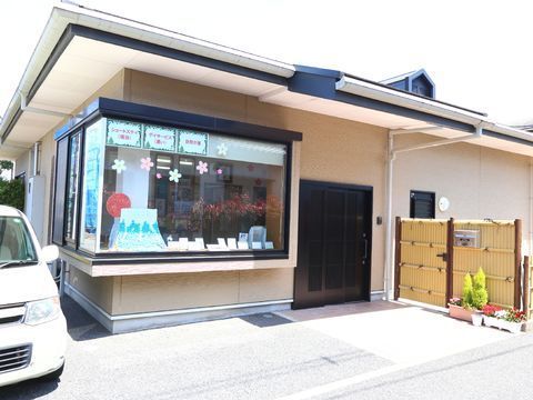 内側に、紙で作られた山や太陽、星などが貼られている出窓