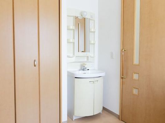 白を基調としたシステム洗面台。