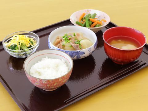 根菜類な多く利用した栄養価に優れた彩のある食事である。飽きのくることがないよう工夫が凝らして盛り付けをしている。