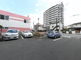 介護施設の外観と駐車場