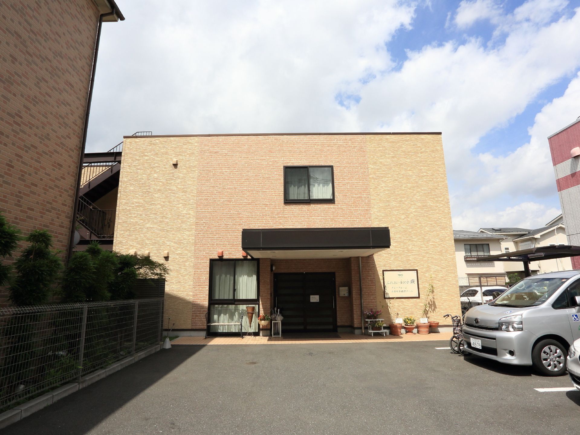 施設は2階建ての建物で、1階に9室、2階に9室用意されている。通いまたは居住して利用することができる。