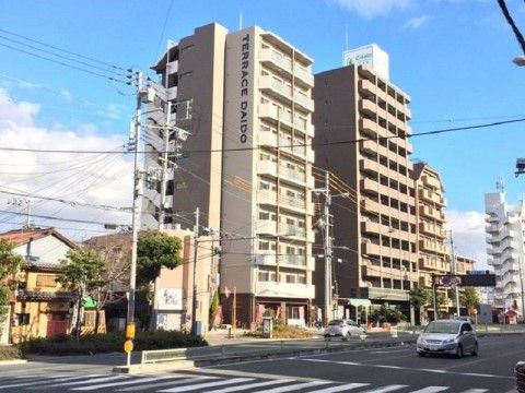 高層マンションのような造りになっている。外壁に施設名が大きく表示されている。高層階からは広々とした景色が望める。