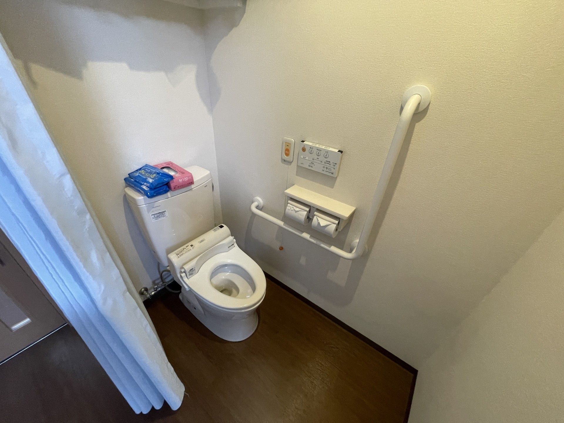 手すり付きのトイレ