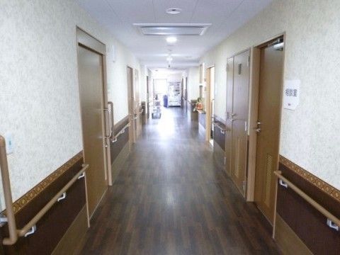 つきあたりにある窓からの採光や照明で明るく見通しのよい廊下